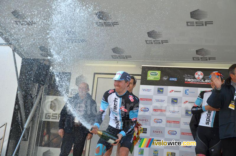 Ryan Roth (Spidertech) fête sa victoire avec du champagne (2)