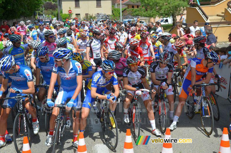 Het peloton aan de start van de RAIT 2012