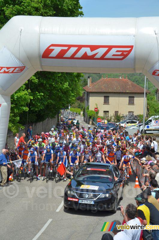 The peloton ready to start