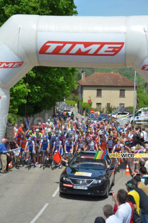 The peloton ready to start (198x)