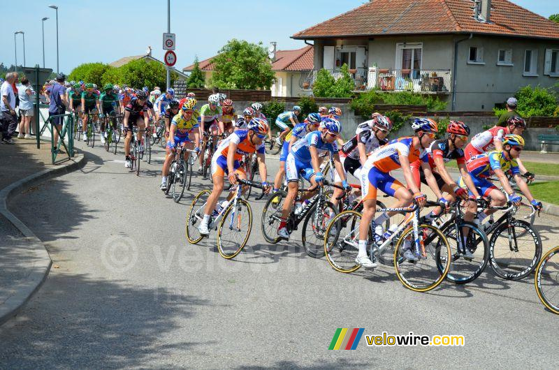 Het peloton in de straten van Domarin