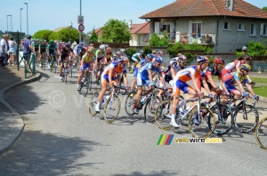 The peloton in the streets of Domarin (204x)