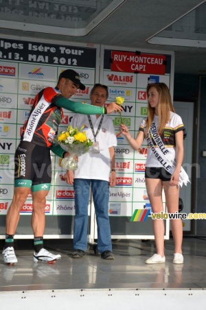 Jérôme Cousin (Team Europcar) offre une fleur à une des hôtesses (263x)