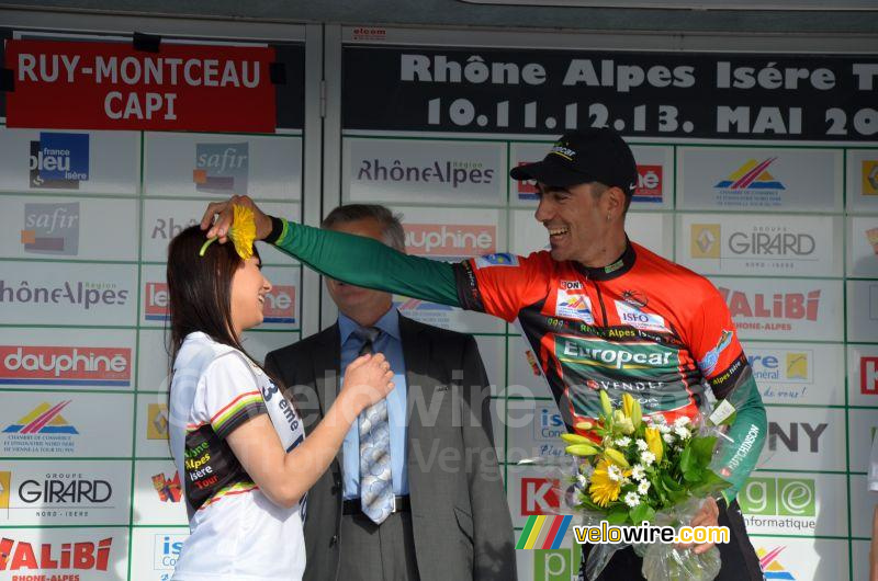 Jrme Cousin (Team Europcar) geeft een bloem aan een miss (2)