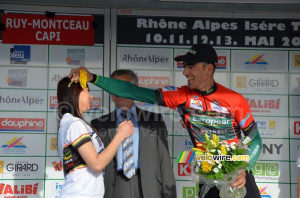 Jérôme Cousin (Team Europcar) offre une fleur à une des hôtesses (2) (320x)