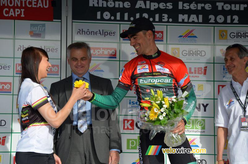 Jrme Cousin (Team Europcar) geeft een bloem aan een miss (3)