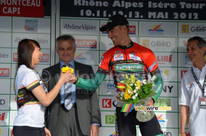 Jérôme Cousin (Team Europcar) offre une fleur à une des hôtesses (3) (405x)