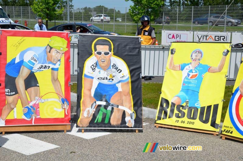 Paintings of riders at the start (2)