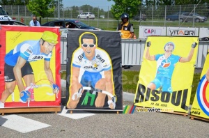 Paintings of riders at the start (2) (235x)