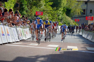 Sergey Rudaskov (Itera-Katusha) wins the sprint of the peloton (217x)