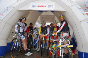 Les coureurs cherchent l'abri avant le départ (362x)