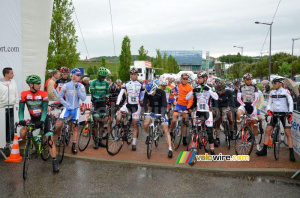 Les coureurs s'habillent avant le départ (423x)