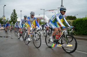 The last riders of the peloton at the start (253x)