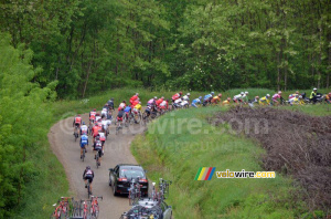Le peloton sur la Côte de Moras-en-Valloire (2) (471x)