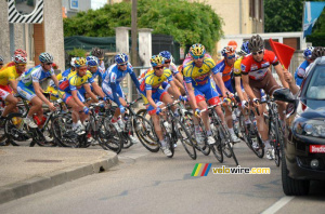 Le peloton en virage (385x)