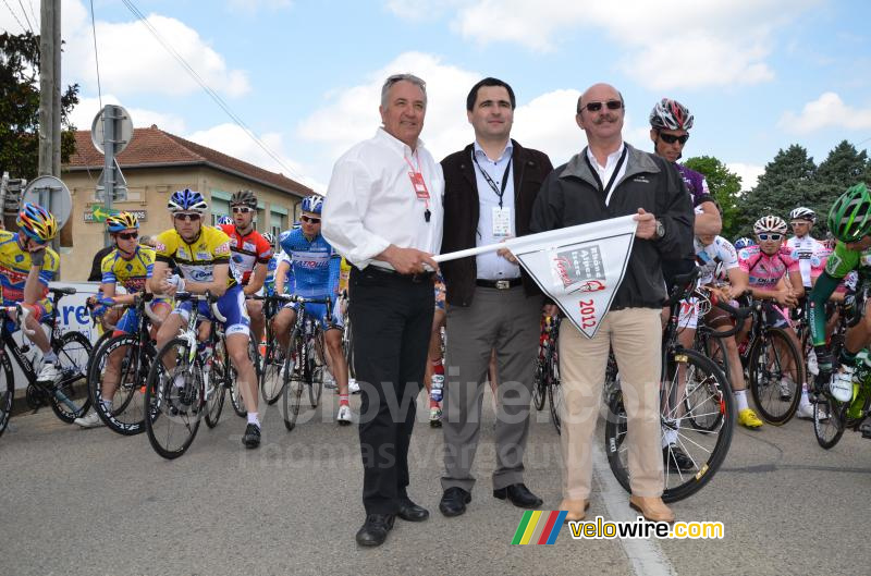 Michel Baup en Paul Poux (Saur-Sojasun) aan de start