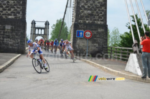 The peloton crosses a bridge (281x)