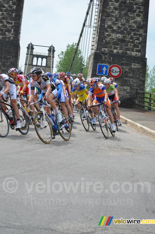 Het peloton rijdt over een brug (4)