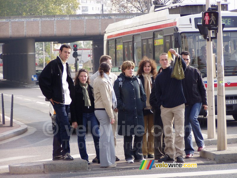 Bernard, Anne-Cécile, Marie-Laure, Stefan, Virginie, Marie-Laure, Virginie (cachée), Florent and Fabian wait until they can cross the road