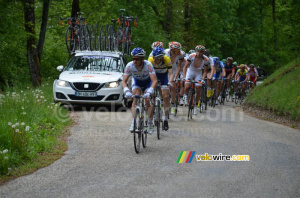 Saur-Sojasun & Bretagne-Schuller leading the peloton (209x)