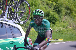 Kévin Reza (Team Europcar) grabs a bidon (192x)