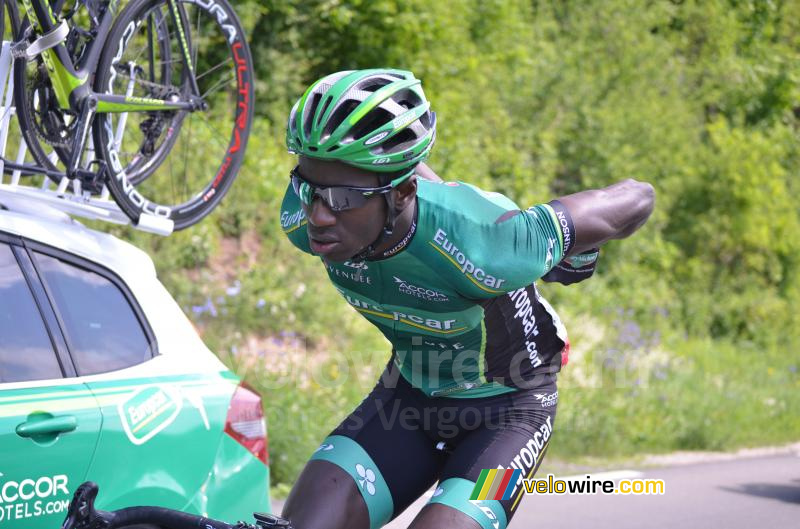 Kévin Reza (Team Europcar) bergt zijn bidon op