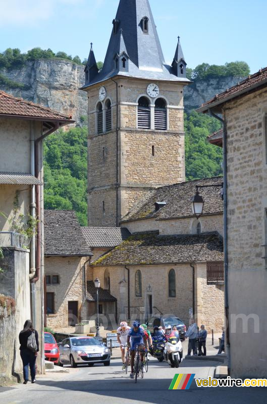 L'échappée devant l'église d'Hières-sur-Amby