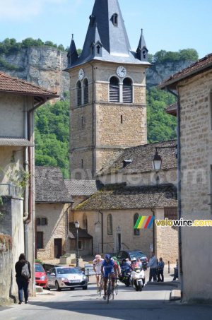L'échappée devant l'église d'Hières-sur-Amby (257x)