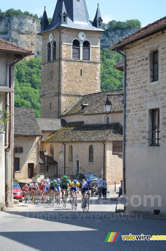 Het peloton bij de kerk van Hières-sur-Amby