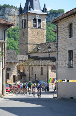 Le peloton devant l'église d'Hières-sur-Amby (247x)
