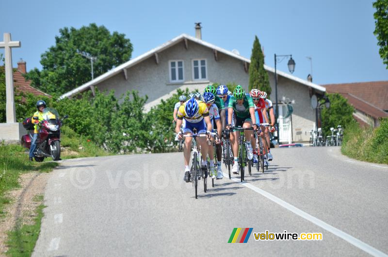 Paul Poux (Saur-Sojasun) trekt het peloton aan