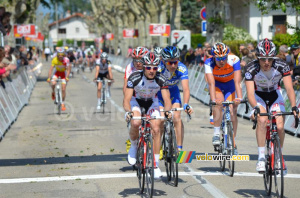Le peloton sur les 'Champs-Elysées' du RAIT (274x)