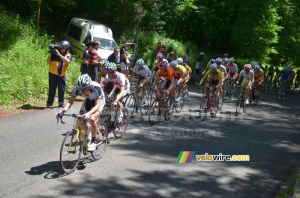 The peloton on the Col du Chat (423x)