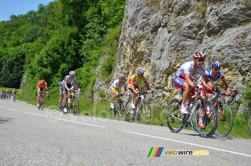 Le peloton sur le Col de la Crusille