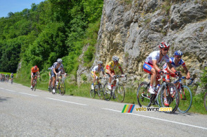 Le peloton sur le Col de la Crusille (357x)