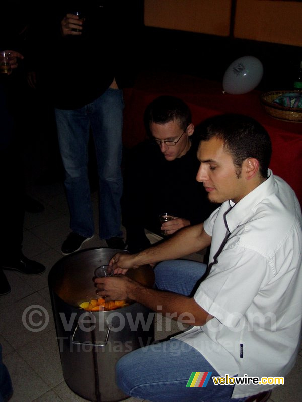 Florent and Cédric prepare the drinks ...