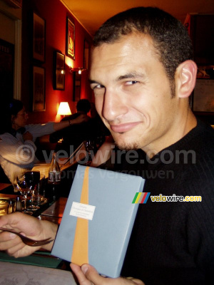 Cédric découvre ses cadeaux (274x)