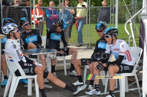 Team Sky waiting for its turn (419x)