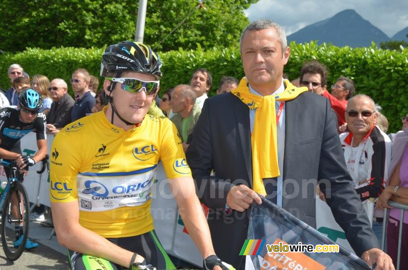 Luke Durbridge (Orica-GreenEDGE) met de burgemeester van Seyssins