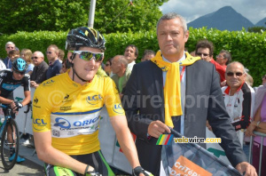 Luke Durbridge (Orica-GreenEDGE) with the mayor of Seyssins (538x)