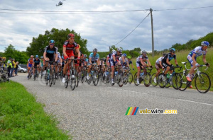 The peloton on the Côte des Escoffiers (717x)