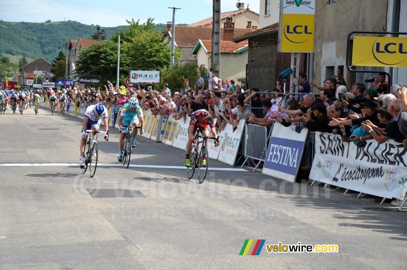 Cadel Evans (BMC) wint de etappe