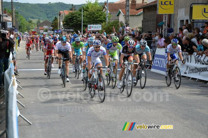 Nacer Bouhanni (FDJ) remporte le sprint du peloton