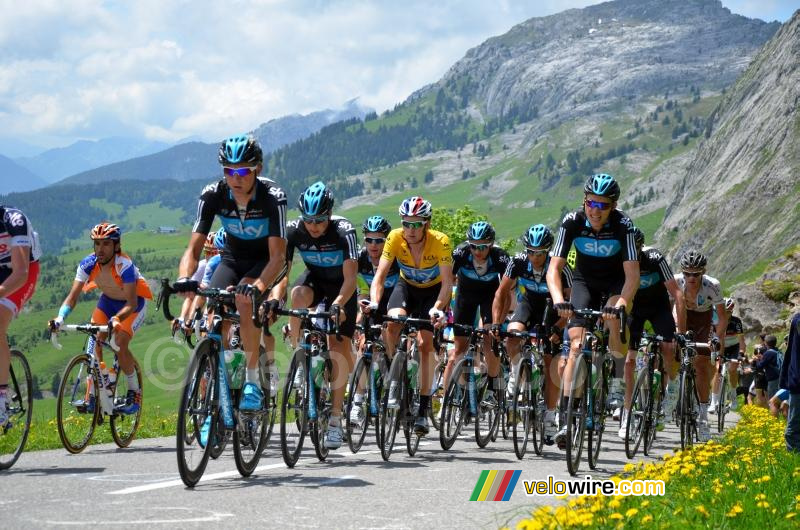 Team Sky aan kop van het peloton