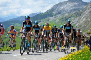 Team Sky leading the peloton (433x)