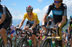 Bradley Wiggins entouré de ses coéquipiers (620x)