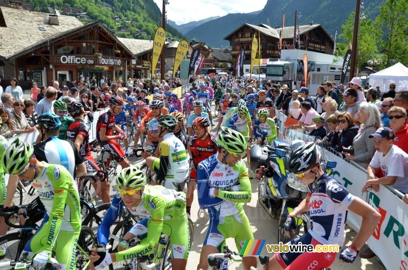 The peloton at the start in Morzine