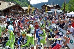 The peloton at the start in Morzine (360x)
