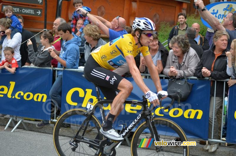 Bradley Wiggins (Team Sky) finisht in het geel