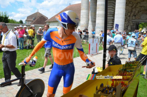 Robert Gesink (Rabobank) and his PowerBar gel (494x)